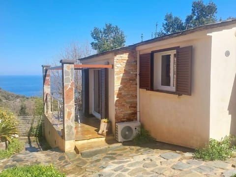 Studio terrasse climatisé VUE MER avec parking House in Bastia