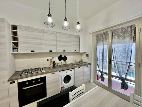 Kitchen or kitchenette, Dining area, pet friendly, stove, washing machine