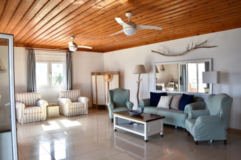 Living room, Seating area, air conditioner