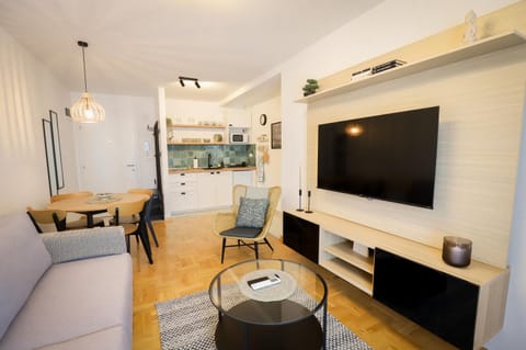 TV and multimedia, Kitchen or kitchenette, Living room, Seating area, Dining area