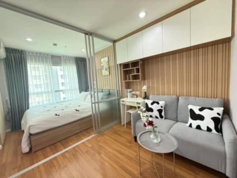 Bed, Living room, Photo of the whole room, Seating area, Bedroom