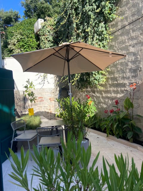Patio, Dining area, Garden view