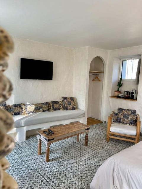 TV and multimedia, Living room, Seating area, Bedroom