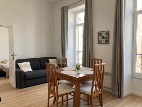 Bed, Living room, Seating area, Dining area
