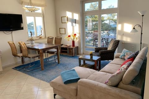 Communal lounge/ TV room, TV and multimedia, Living room, Seating area, Dining area