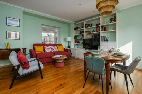 TV and multimedia, Living room, Seating area, Dining area