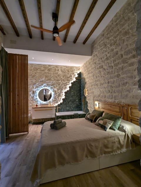 Bed, Photo of the whole room, Bedroom, Bath