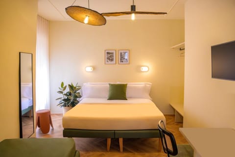 Bed, TV and multimedia, Photo of the whole room, Bedroom