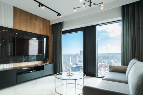 Bed, Natural landscape, TV and multimedia, View (from property/room), Living room, Photo of the whole room, Seating area, Evening entertainment, Bedroom, City view