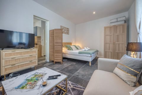 Communal lounge/ TV room, Bed, TV and multimedia, Living room, Photo of the whole room, Seating area, Evening entertainment, Bedroom, wardrobe