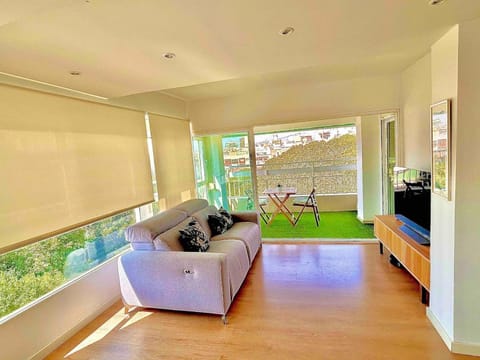 Communal lounge/ TV room, TV and multimedia, Living room, Seating area, Garden view