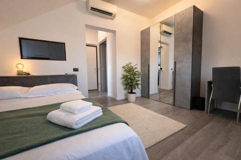 Photo of the whole room, Bedroom, wardrobe