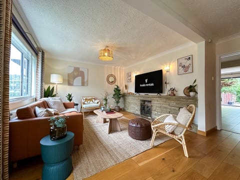 Communal lounge/ TV room, TV and multimedia, Living room, Seating area, Evening entertainment