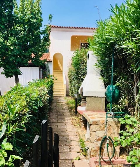 Shower, Property building, Patio, BBQ facilities, Garden, Garden, Garden view