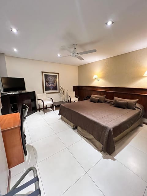 Communal lounge/ TV room, Bed, TV and multimedia, Photo of the whole room, Seating area, Bedroom, air conditioner