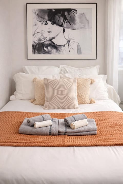 Bed, Bedroom, towels