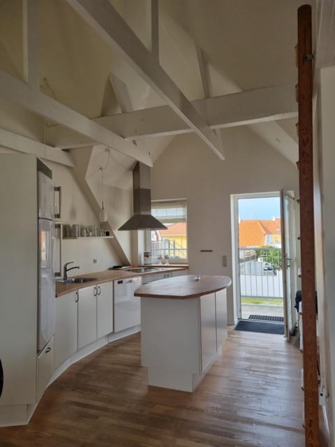 Balcony/Terrace, Kitchen or kitchenette, Dining area, dishwasher, microwave, stove, kitchen