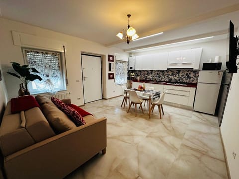 TV and multimedia, Kitchen or kitchenette, Living room, Dining area, microwave