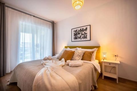 Bed, Bedroom, towels