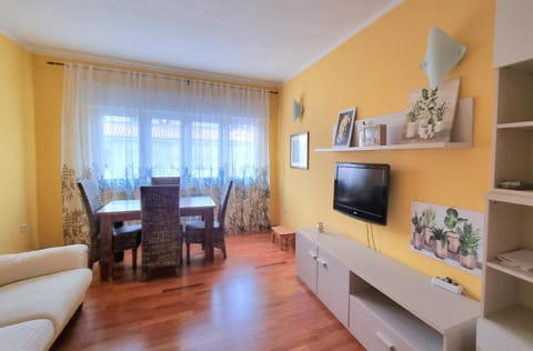 TV and multimedia, Living room, Seating area, Dining area, Evening entertainment