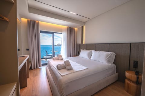 Bed, Bedroom, Sea view, towels