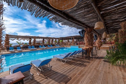 Day, Natural landscape, Swimming pool, sunbed