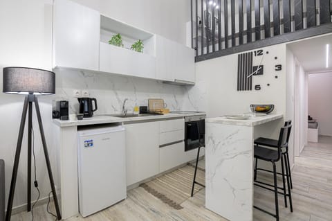 Coffee/tea facilities, Kitchen or kitchenette, Dining area, oven, stove