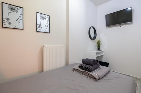 Bed, TV and multimedia, Bedroom, towels