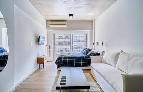Bed, TV and multimedia, Living room, Photo of the whole room, Bedroom, air conditioner