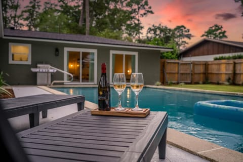 The Monterey - Private Pool , Grill , 4 King Beds House in Gainesville