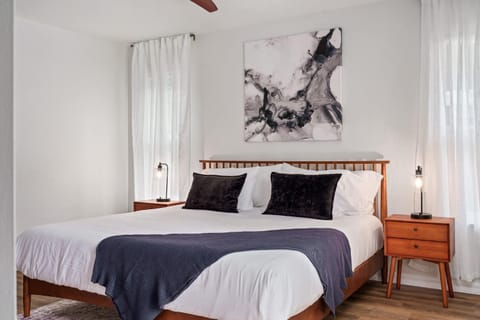 The Monterey - Private Pool , Grill , 4 King Beds House in Gainesville