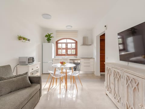 Kitchen or kitchenette, Seating area, Dining area