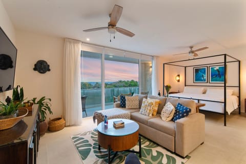Bed, TV and multimedia, Living room, Photo of the whole room, Seating area, Bedroom