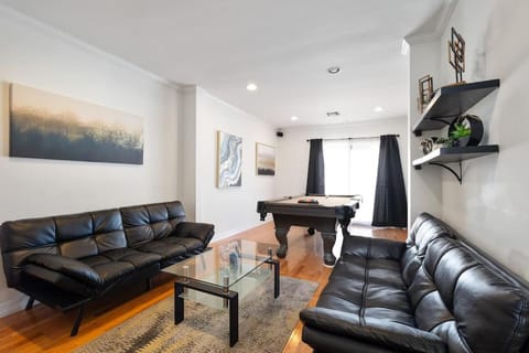 TV and multimedia, Living room, Seating area, Entertainment
