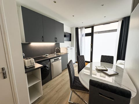TV and multimedia, Kitchen or kitchenette, Dining area