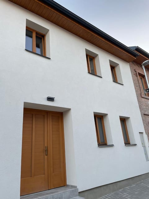 Property building, Off site, BBQ facilities, Garden, Balcony/Terrace, Kitchen or kitchenette, Photo of the whole room, Bedroom, Communal kitchen, Garden view, Street view, Area and facilities, group of guests, Parking, furniture, heating, heating, internet, towels, kitchen, air conditioner