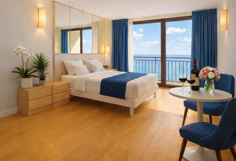 Bed, Natural landscape, View (from property/room), Balcony/Terrace, Living room, Photo of the whole room, Seating area, Dining area, Bedroom, Lake view, River view, Sea view