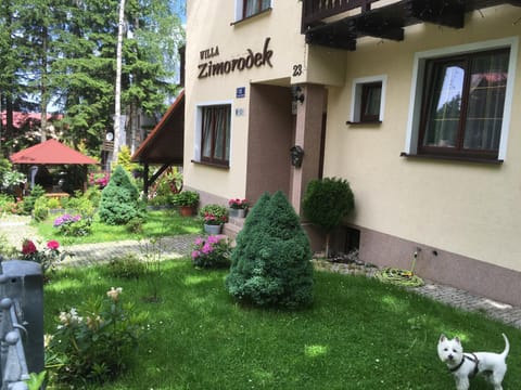 Property building, Facade/entrance, Spring, Day, BBQ facilities, Garden, Balcony/Terrace, Pets, Garden view, Garden view, Mountain view, Quiet street view