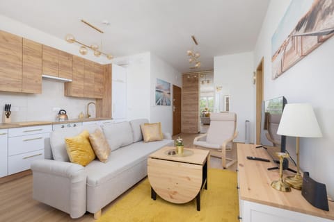 TV and multimedia, Kitchen or kitchenette, Living room, Seating area, Dining area