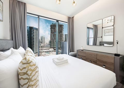 Bed, Photo of the whole room, Bedroom, City view, towels