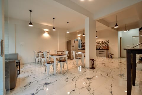 Restaurant/places to eat, Kitchen or kitchenette, Dining area
