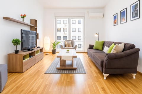 TV and multimedia, Living room, Seating area, air conditioner