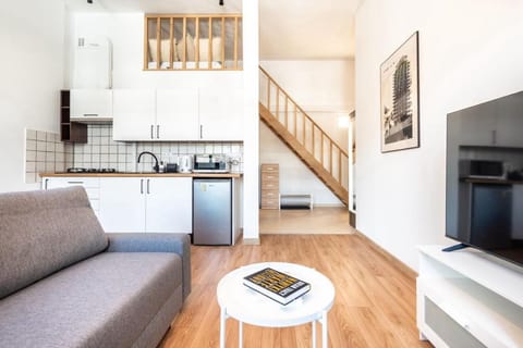 TV and multimedia, Kitchen or kitchenette, Seating area, Dining area, stove