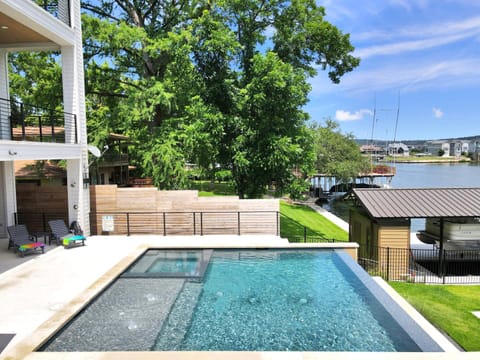 The High Life with Concierge Services House in Kingsland