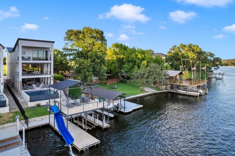 The High Life with Concierge Services House in Kingsland