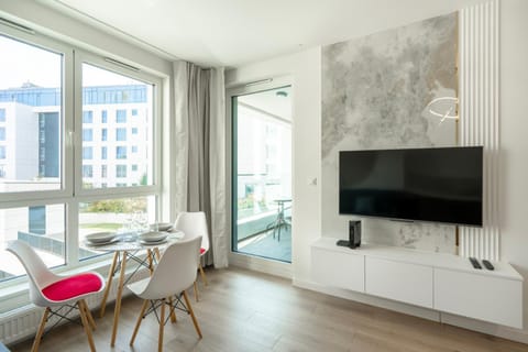 Communal lounge/ TV room, TV and multimedia, Living room, Seating area, Dining area