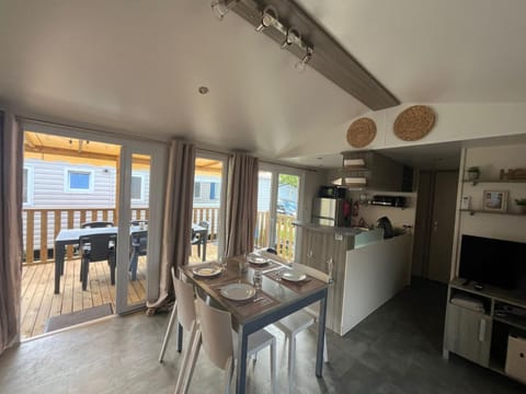 Patio, TV and multimedia, Dining area, kitchen