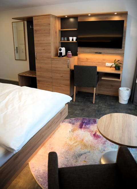 Bed, Photo of the whole room, Seating area, Bedroom