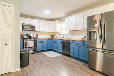 Private Ranch- Entire Home - Hot Tub - Pets & Kids Welcome - King Bed - Fenced Backyard - Free WiFi House in Gahanna