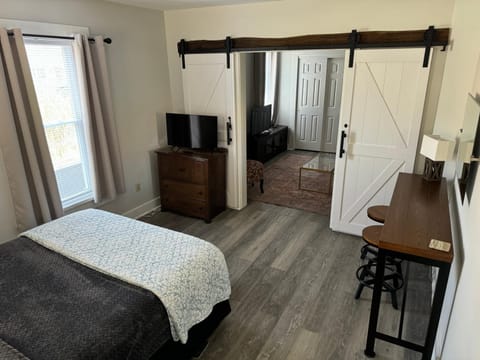 Downtown Willoughby Historic District Gem #2 Apartment in Willoughby